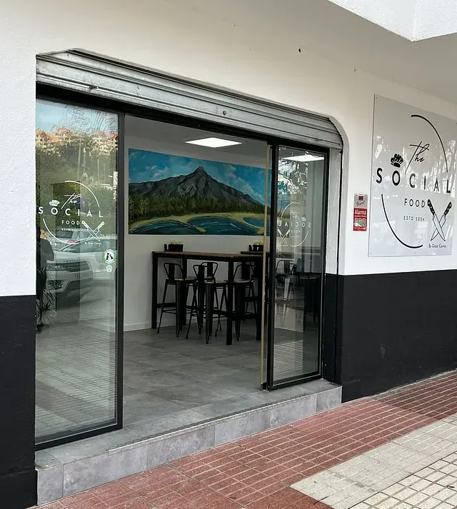Un restaurante con una puerta corrediza de vidrio y un cuadro en la pared.