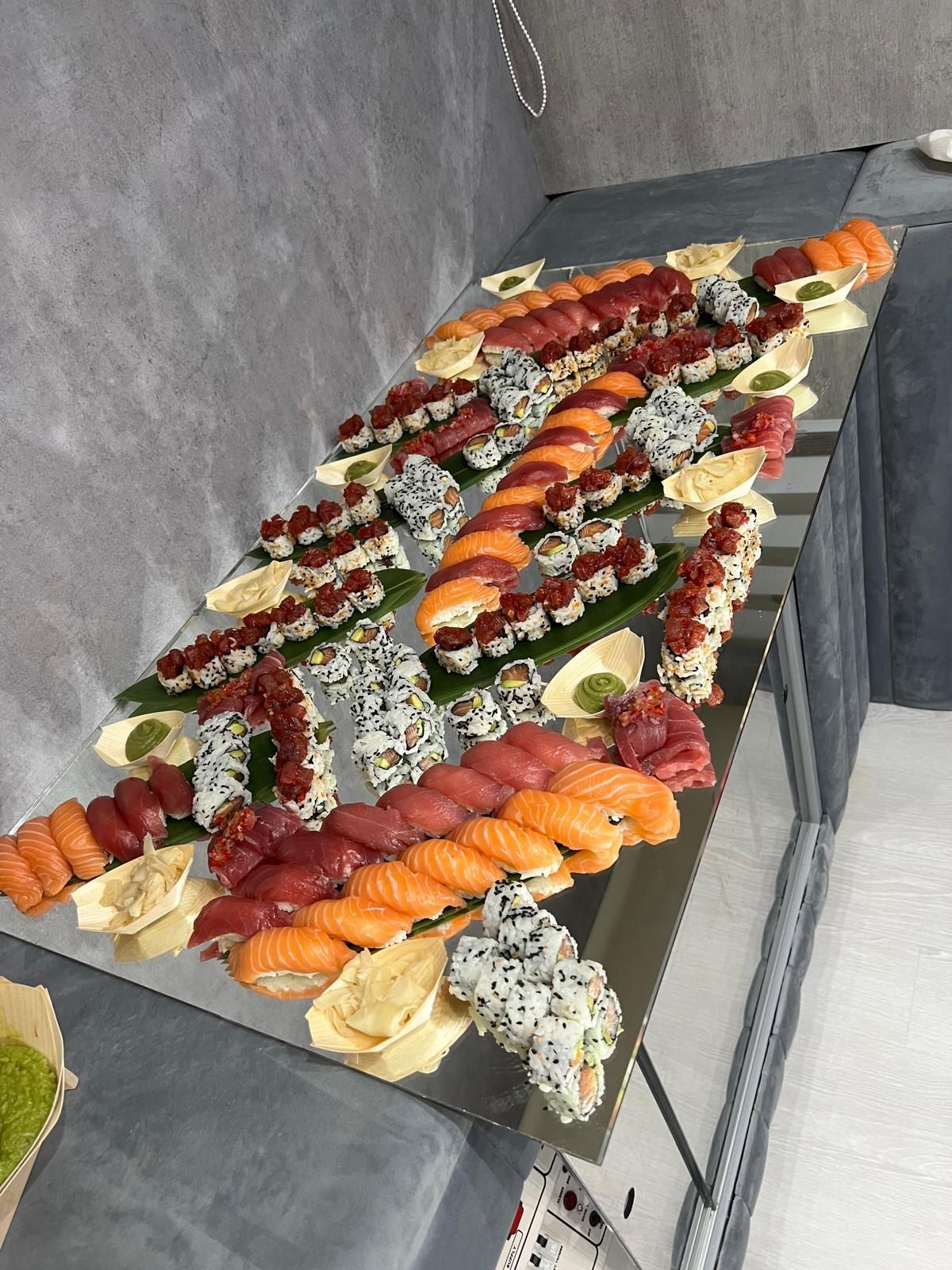 Hay muchos tipos diferentes de sushi en la mesa.
