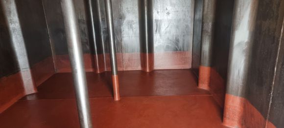 Appareils de chauffage et fours industriels bleus disposés en rangée, avec un foyer allumé à droite.