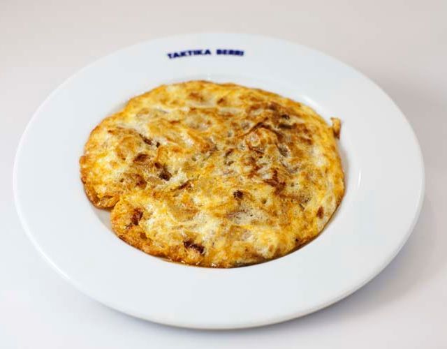 Un plato blanco con una tortilla frita encima.