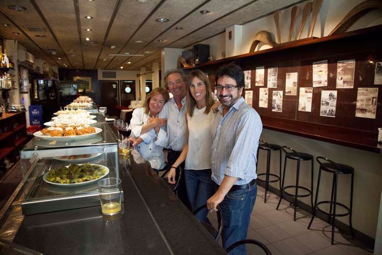 Un grupo de personas posan para una fotografía en un restaurante.