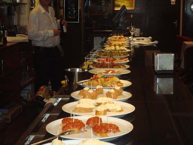 Una fila de platos de comida en un mostrador de un restaurante.