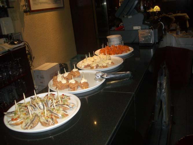 Una fila de platos de comida en un mostrador de un restaurante.
