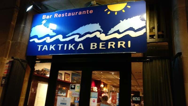 Un restaurante con un cartel que dice taktika berri