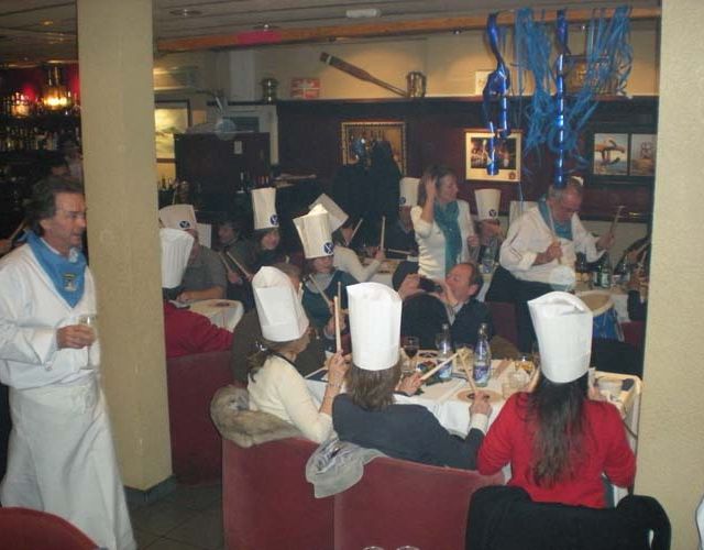 Un grupo de personas con gorros de chef en un restaurante.