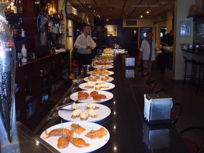 Una fila de platos de comida en un mostrador de un restaurante.