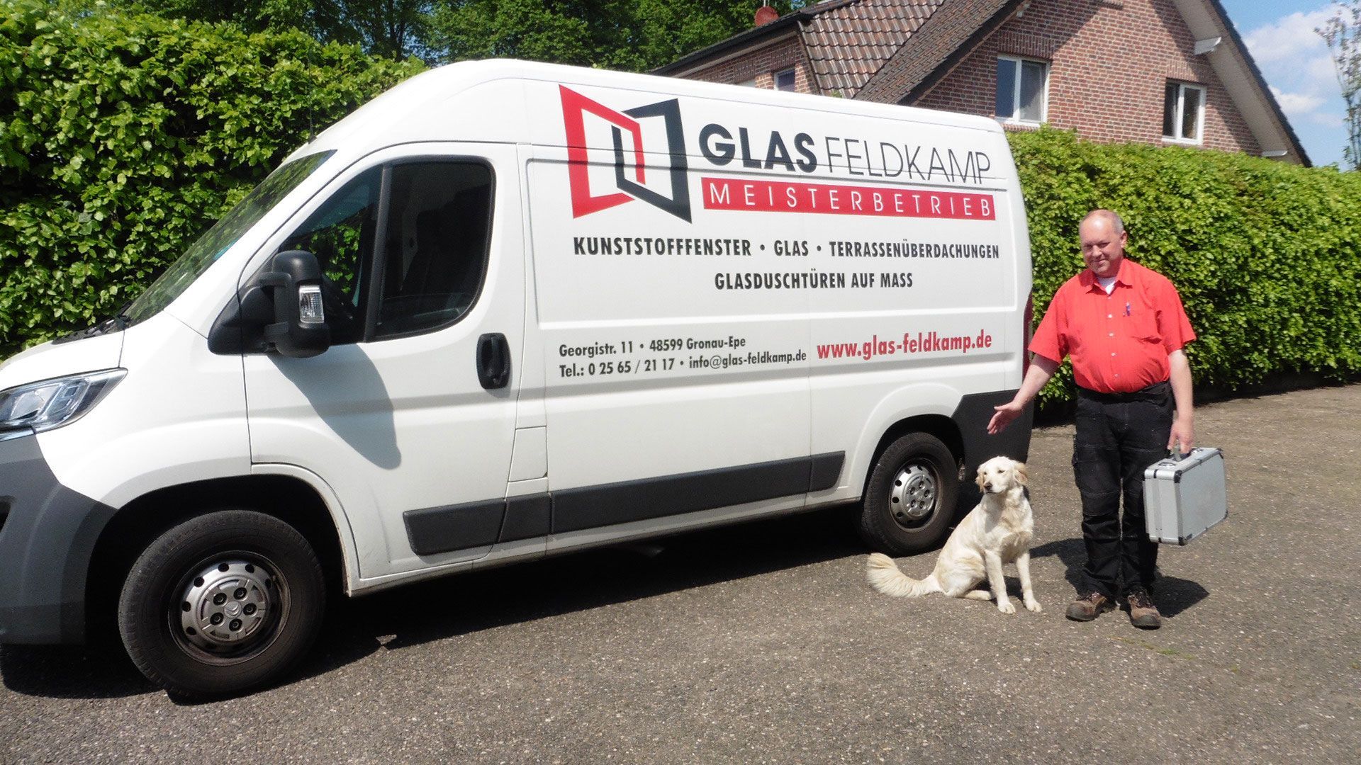 Mann und Hund neben weißem Lieferwagen mit „GLAS SENDMANN“-Logo; Szene im Freien.