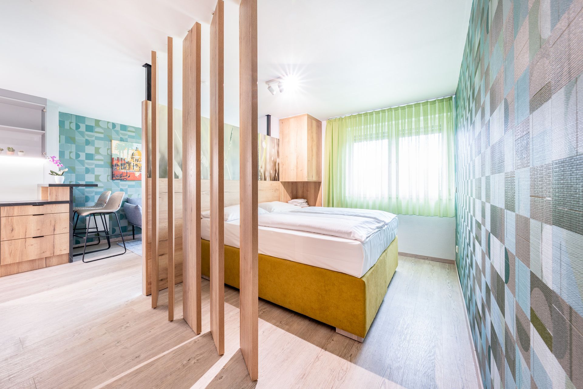 Modernes Schlafzimmer mit Bett und dekorativer Trennwand aus Holz.