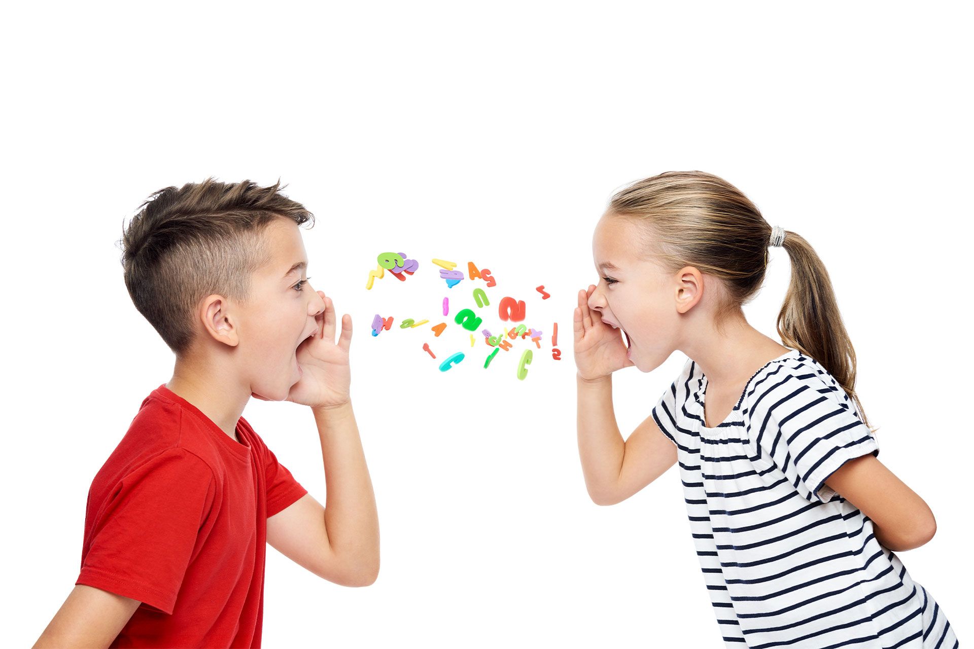 ein Junge und ein Mädchen sprechen mit farbigen Buchstaben