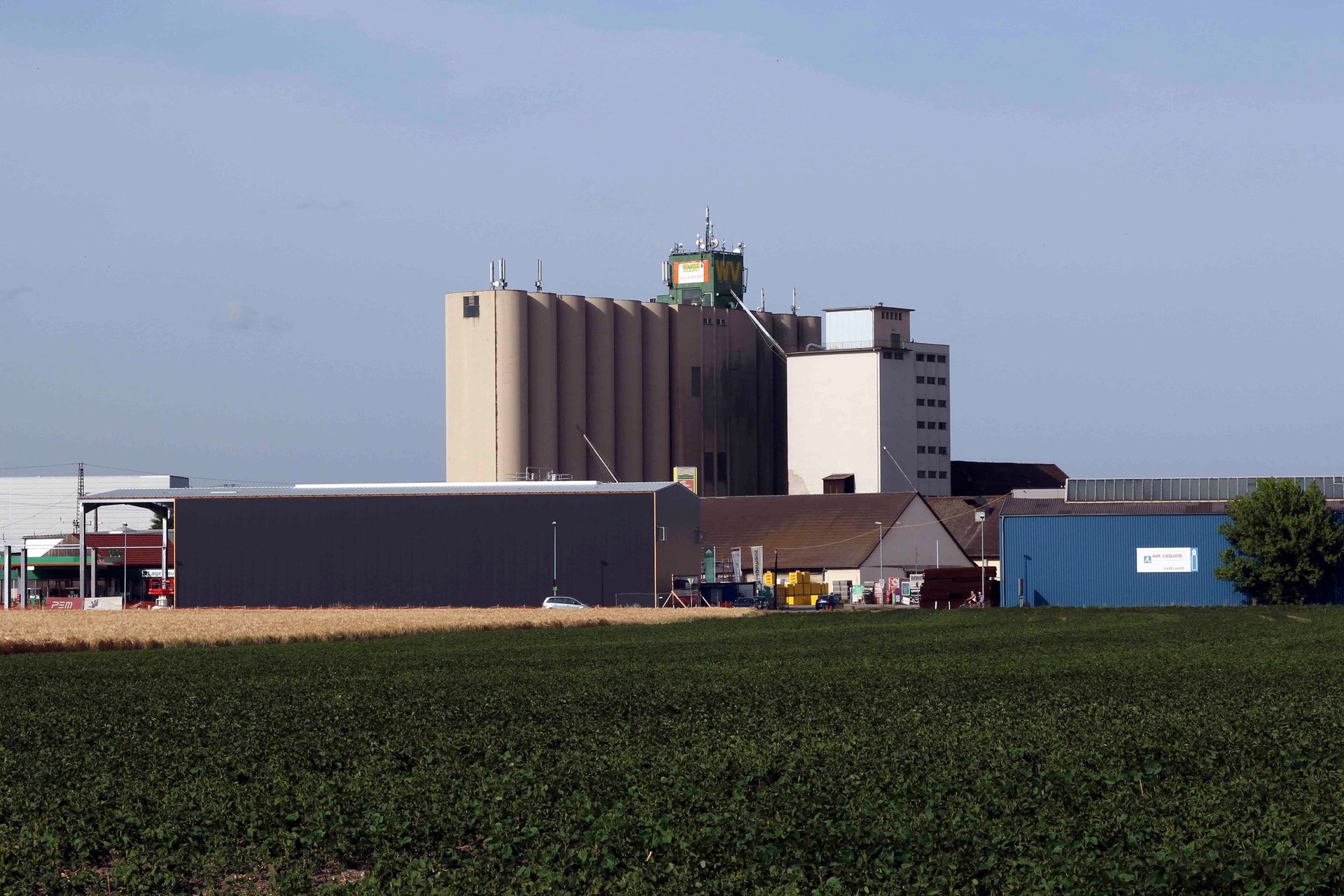 Mitten auf einem Feld steht ein großes Gebäude.
