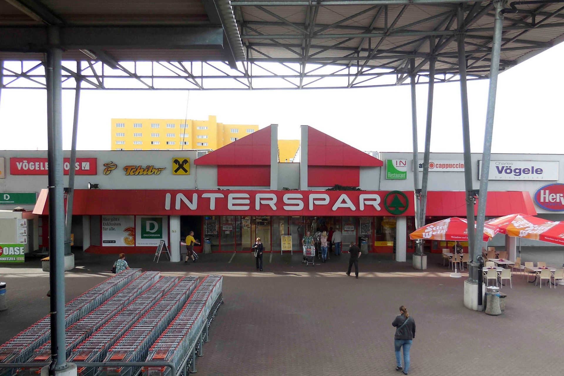Ein Interspar-Markt mit vielen Einkaufswagen davor