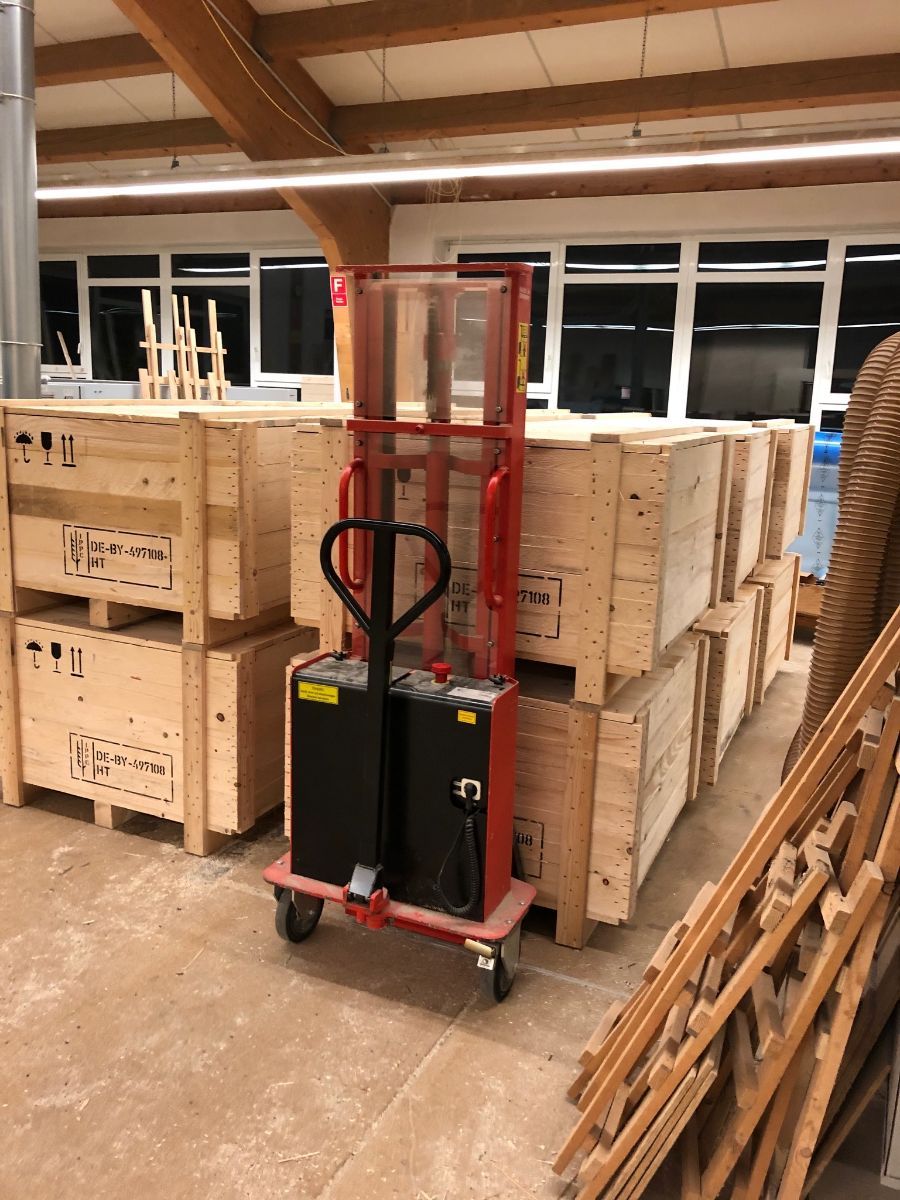 Gabelstapler mit Holzkisten