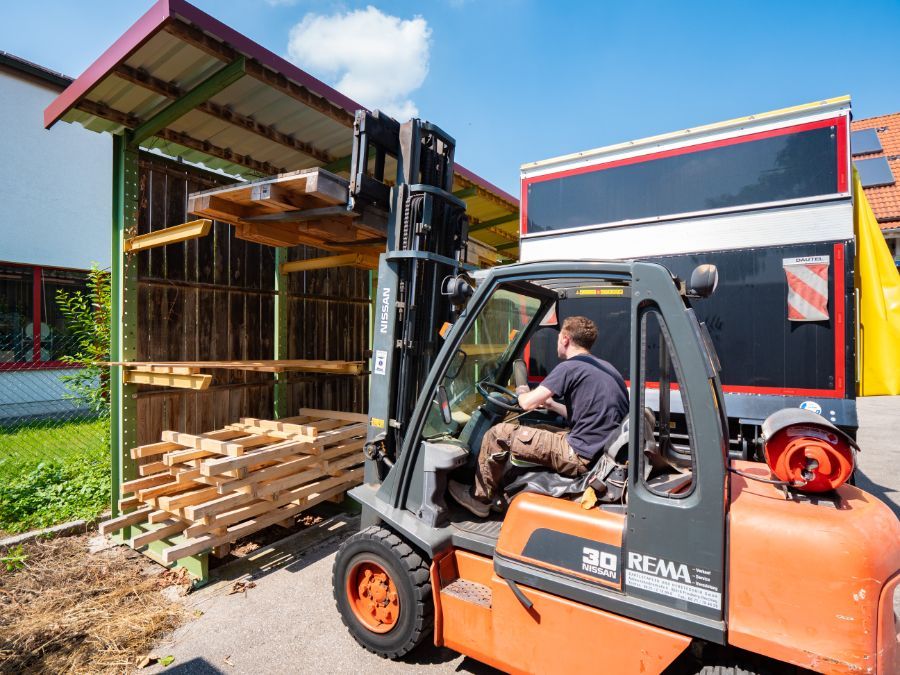Gabelstapler beim Beladen