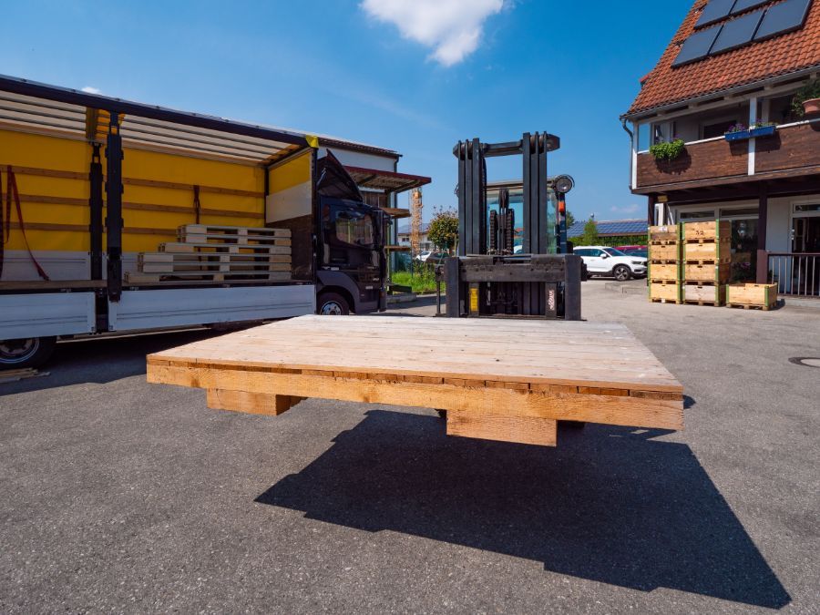 Gabelstapler mit Holzpalette