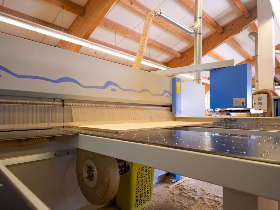 Holzschneide-Maschine