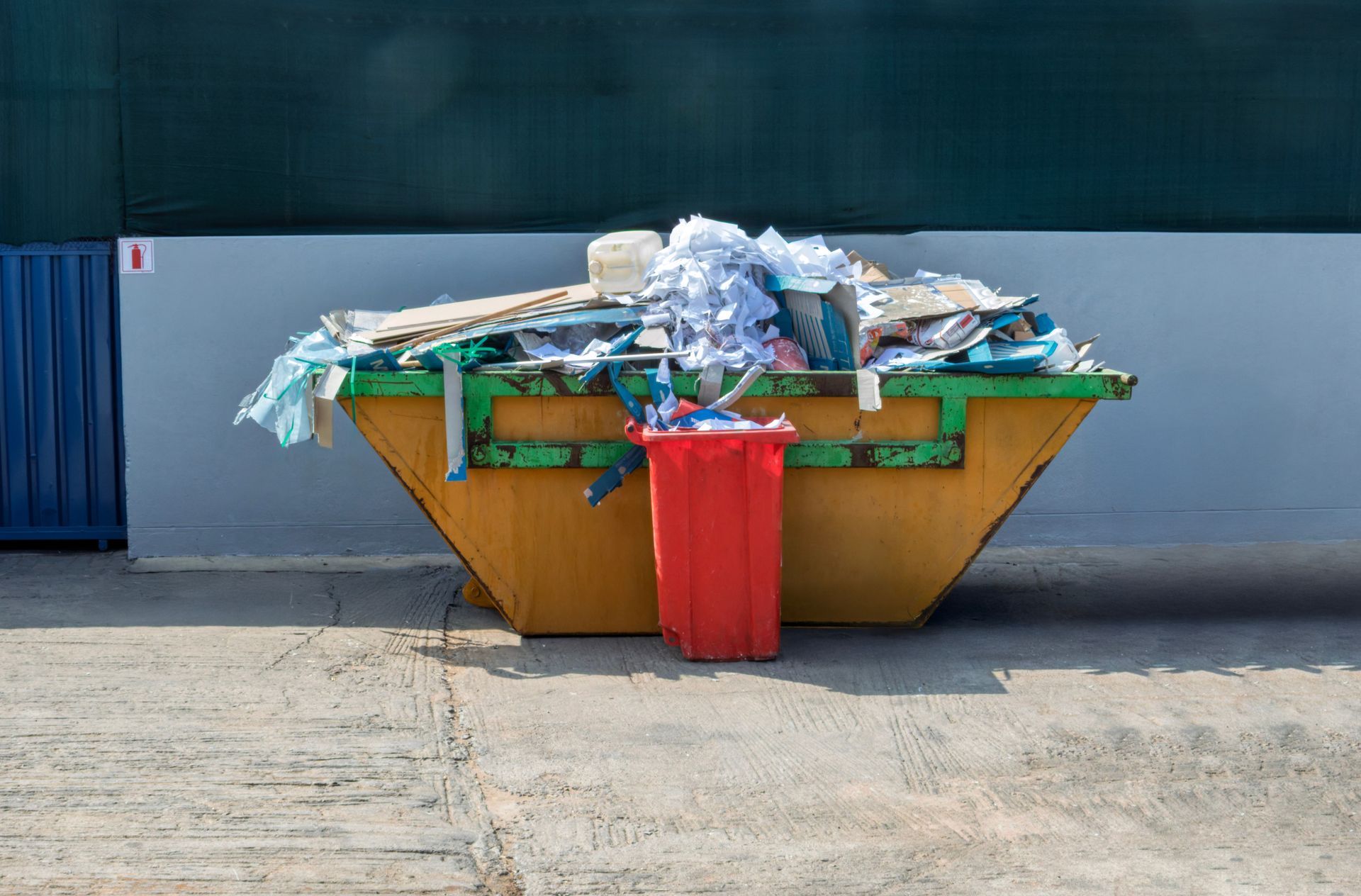 Benne à déchets industriels remplie de plastiques