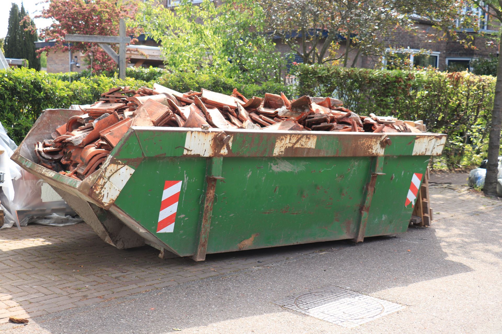 Benne à déchets contenant des tuiles de toiture.