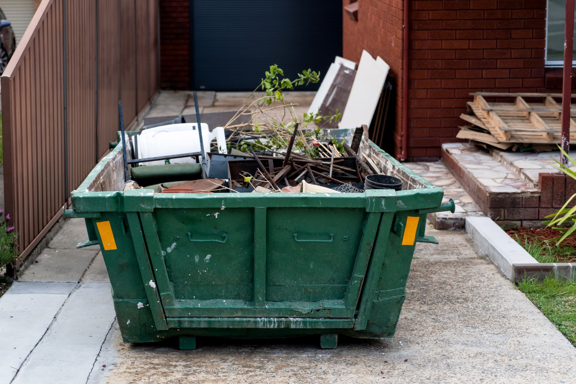Benne à tout-venant pleine de déchets divers.
