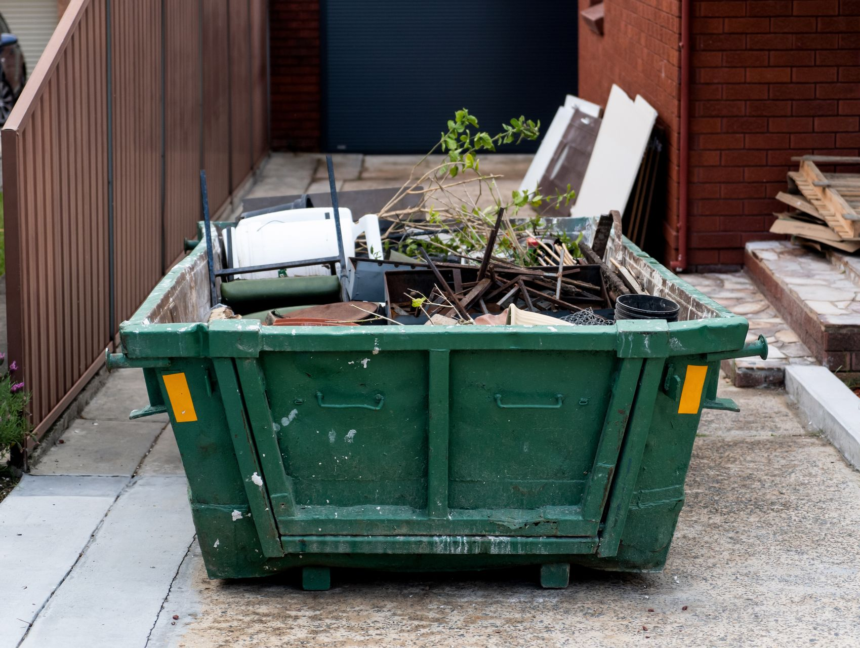 Benne à tout-venant avec divers déchets.