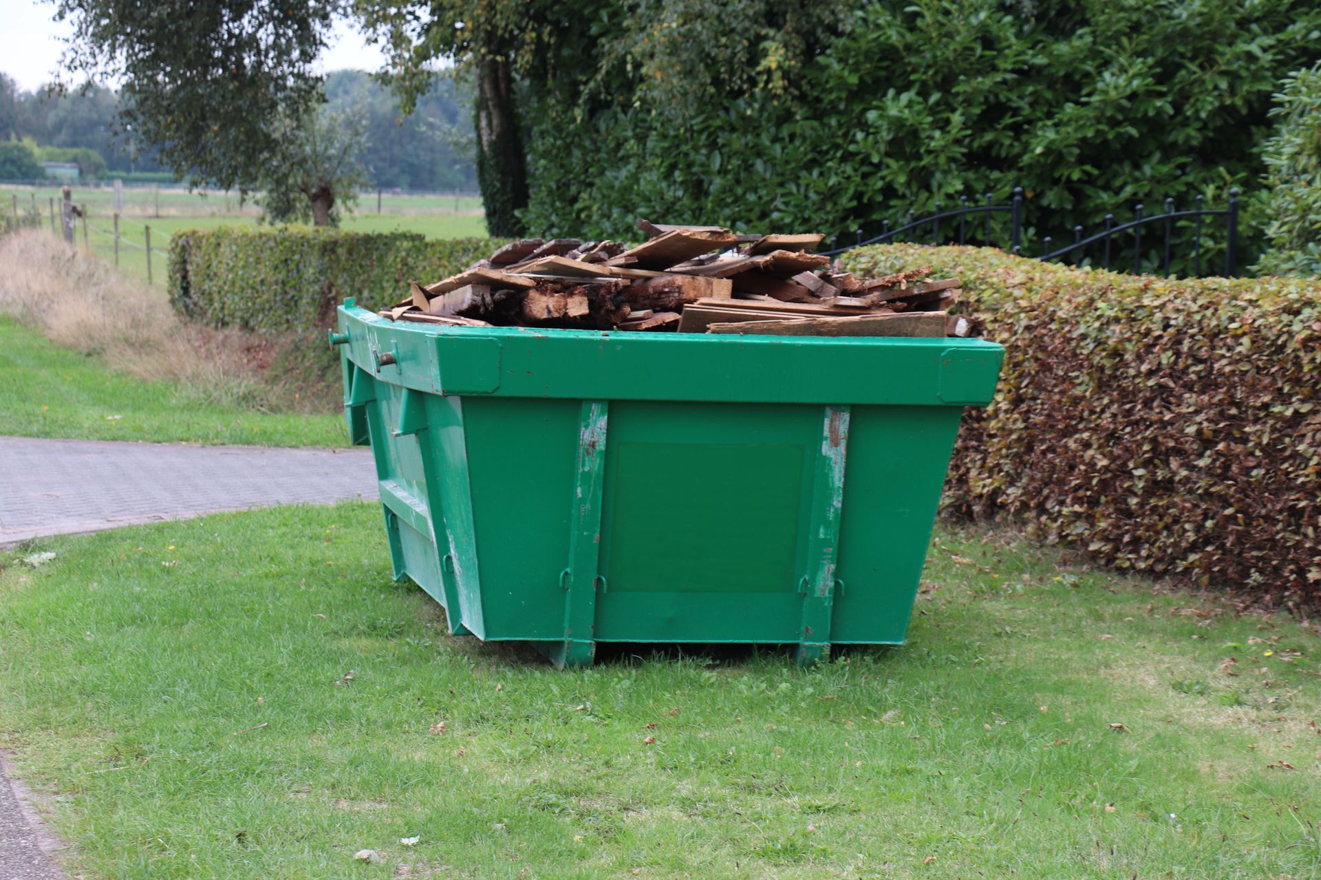 Benne à déchets dans la pelouse d'un jardin.