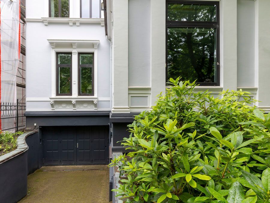 Ein weißes Gebäude mit Säulen und einem Balkon.