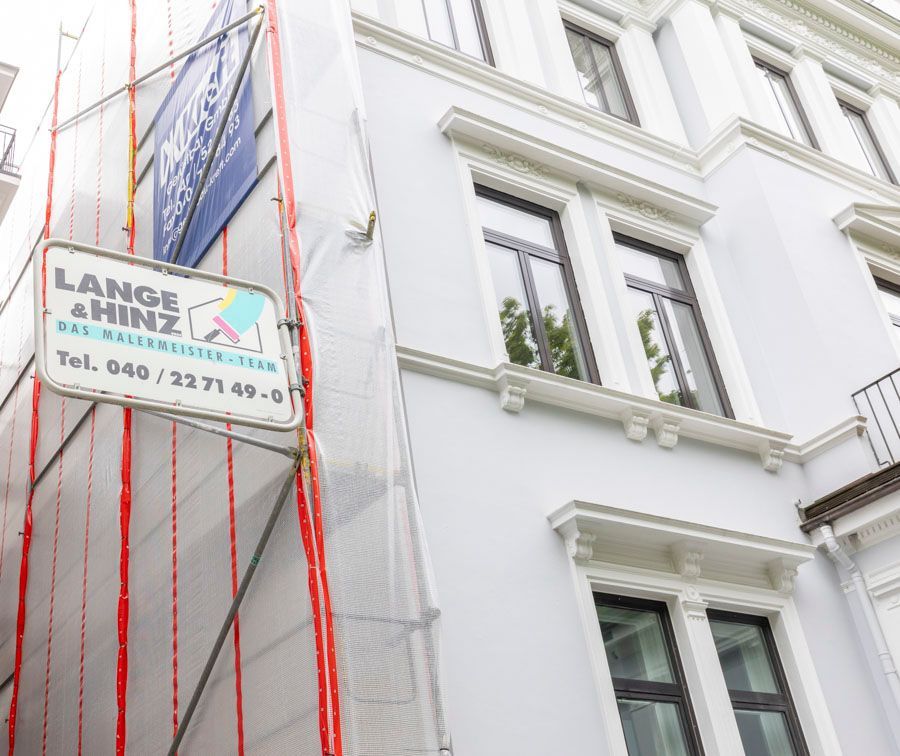 Ein Schild an der Seite eines Gebäudes sagt Lange & Hinz