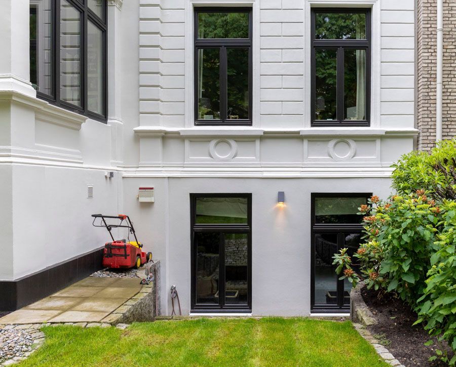 Ein Rasenmäher steht im Hinterhof eines Hauses.