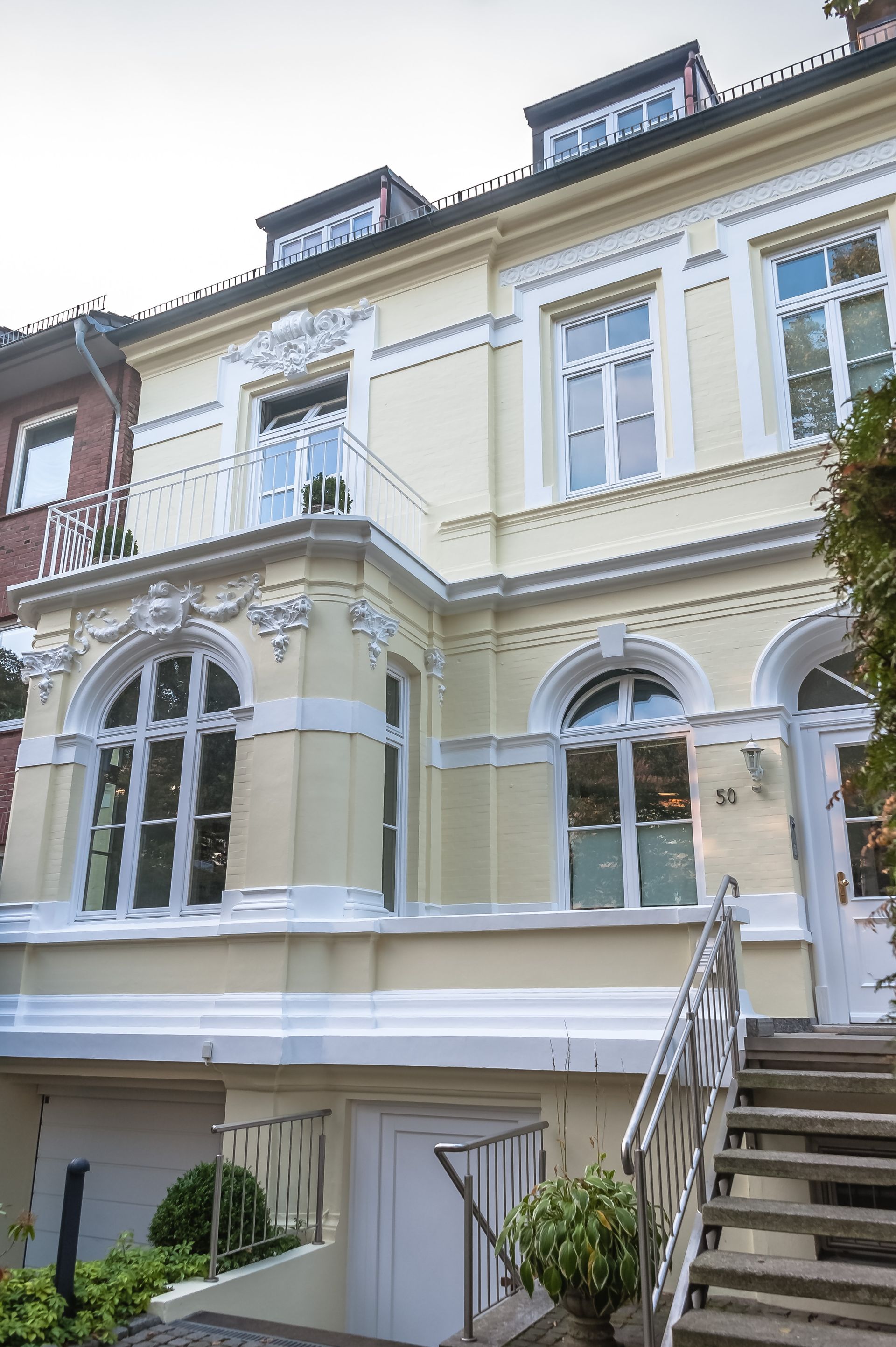 Ein großes weißes Gebäude mit Treppen, die nach oben führen.