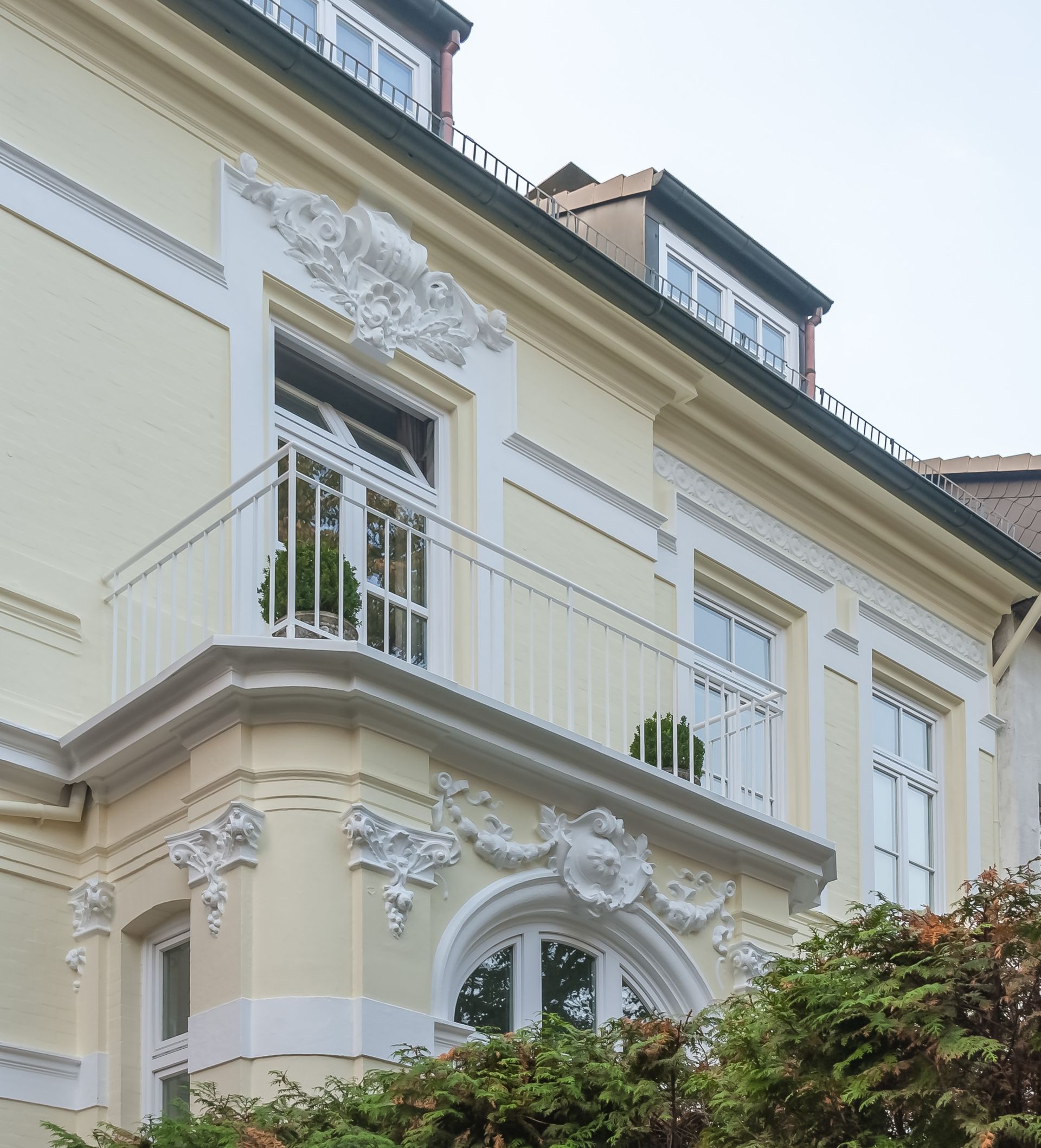 Ein großes Gebäude mit einem Balkon an der Seite