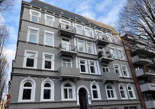 Ein großes Gebäude mit vielen Fenstern und Balkonen.