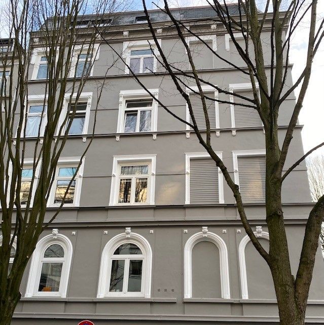 Ein Gebäude mit einem Stoppschild davor