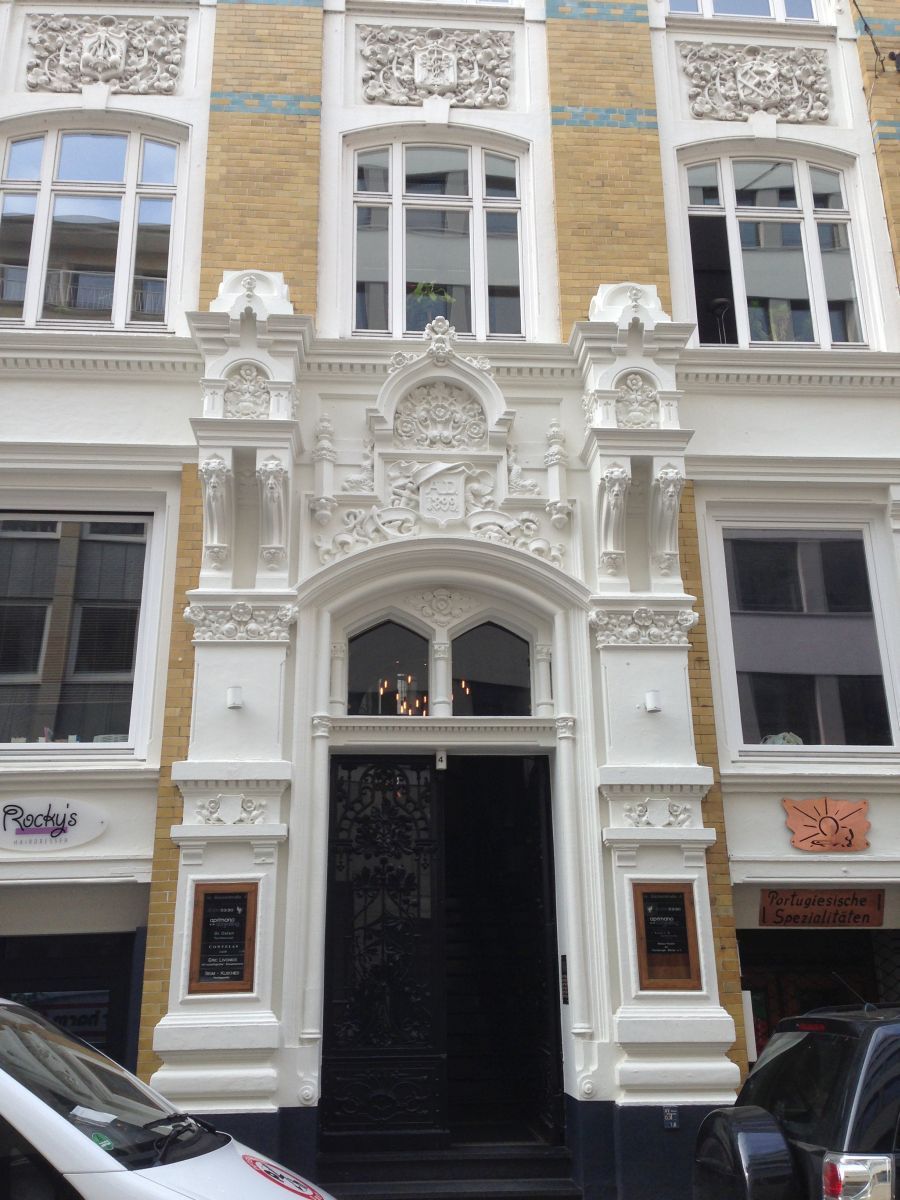 Ein weißer Lieferwagen steht vor einem Gebäude