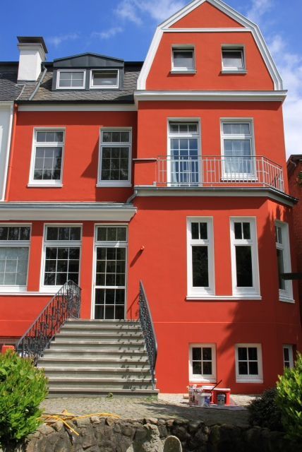 Ein großes rotes Gebäude mit Treppen, die hinaufführen