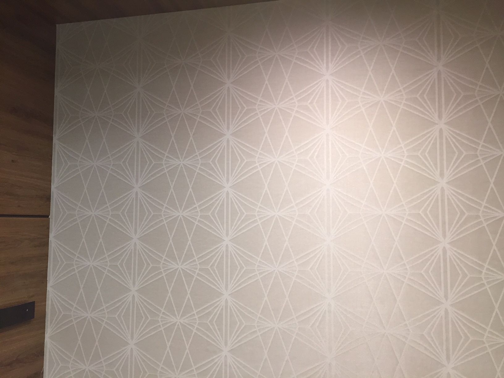 Eine weiße Wand mit einem geometrischen Muster darauf.