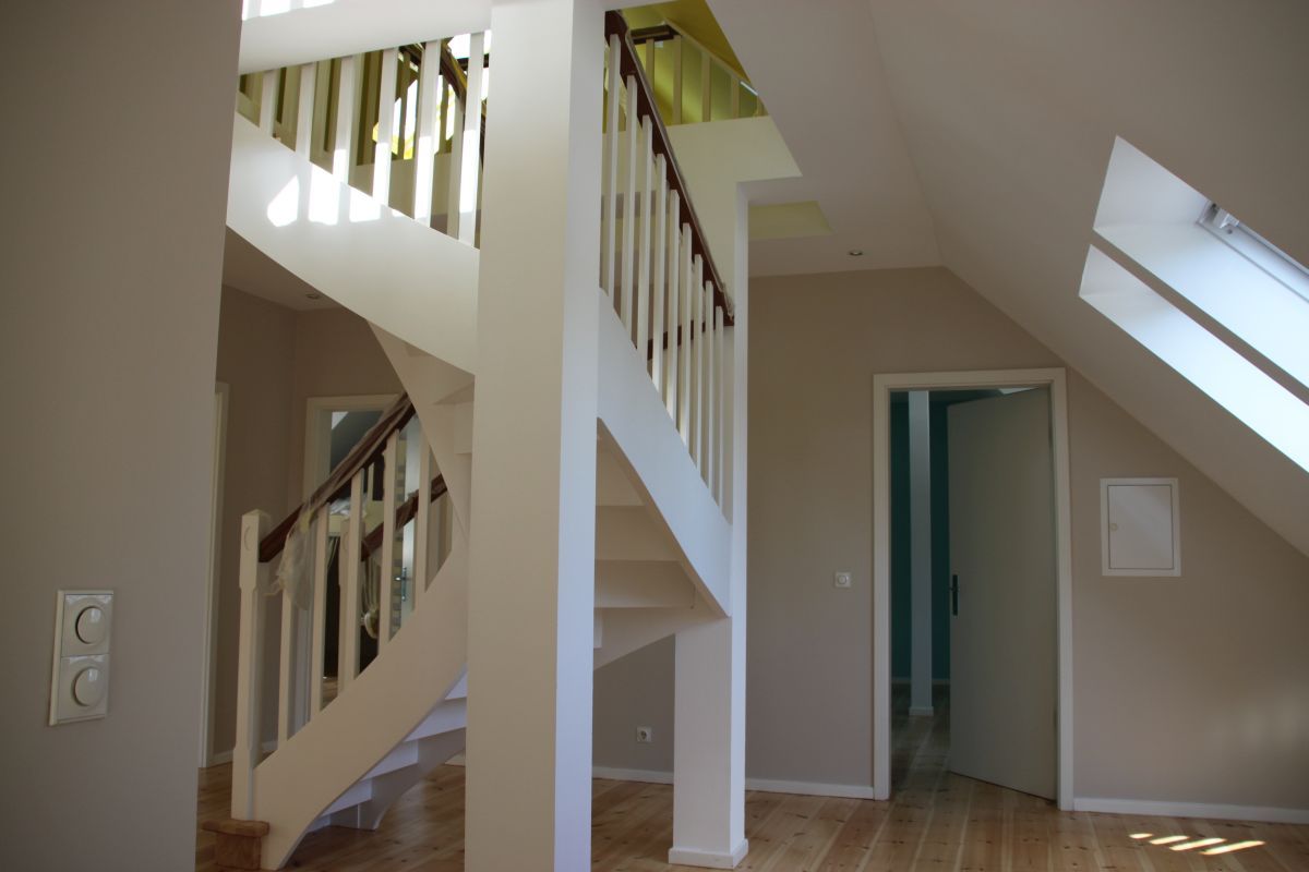 Ein leerer Raum mit einer Treppe und einem Oberlicht