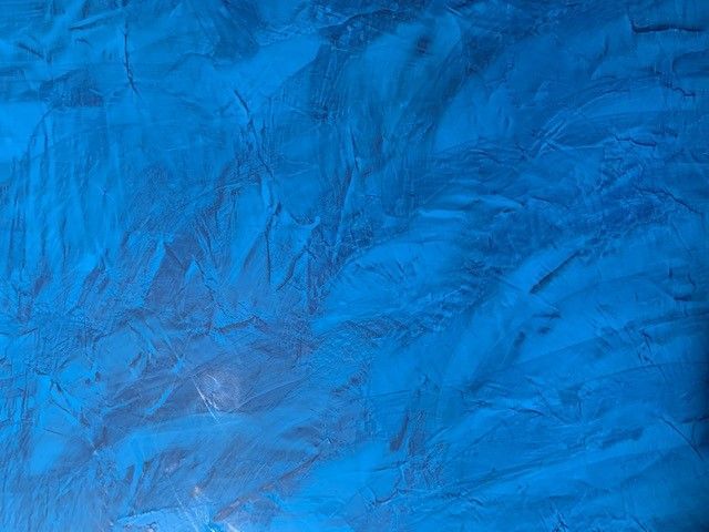 Eine Nahaufnahme einer blauen Federtextur.