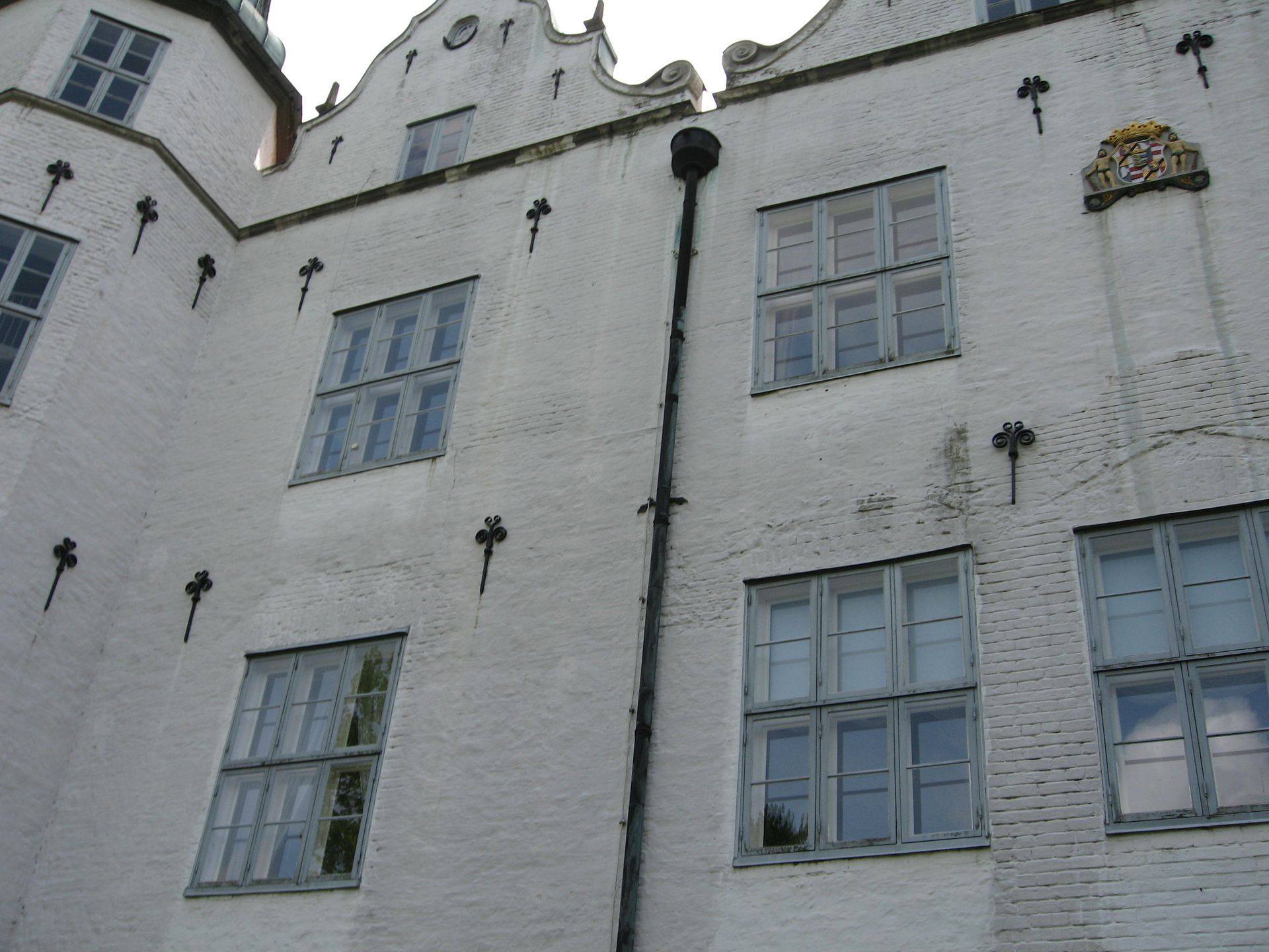 Ein weißes Backsteingebäude mit vielen Fenstern