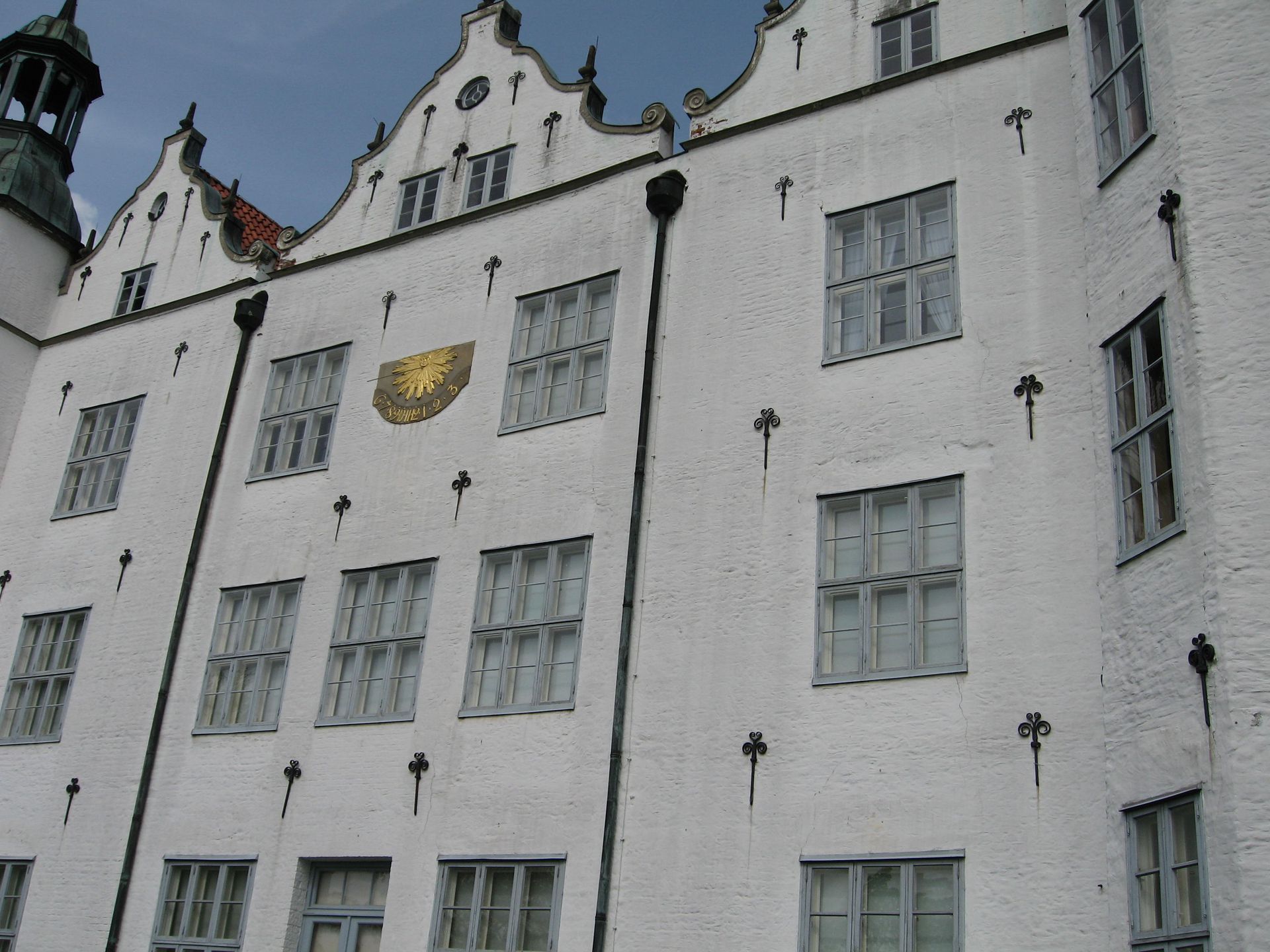 Ein großes weißes Gebäude mit einem Glockenturm oben drauf