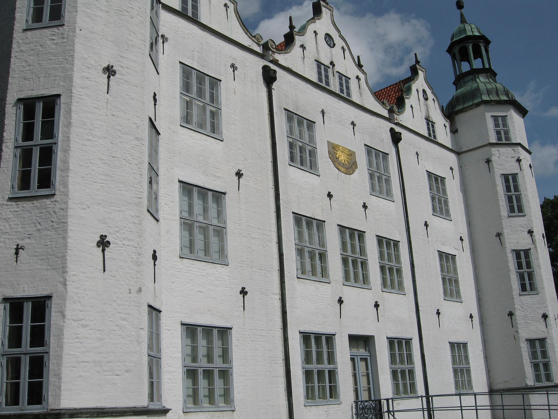 Ein großes weißes Gebäude mit einer Uhr darauf