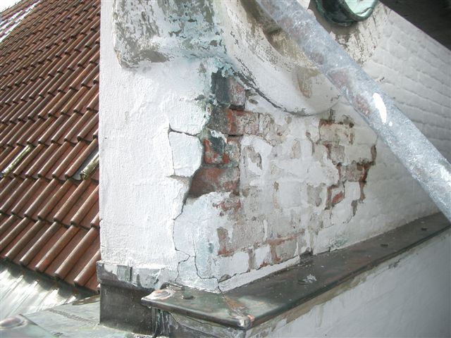 Ein Bild von einem Dach und ein Bild von einer Wand mit abblätternder Farbe.