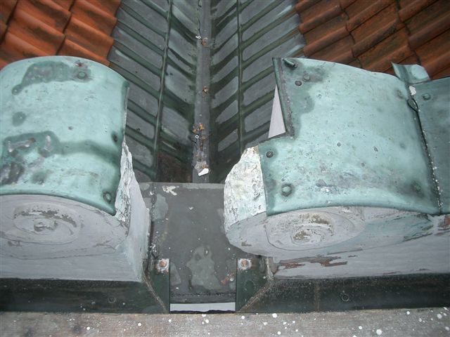 Eine Nahaufnahme eines Daches mit einem Blatt darauf