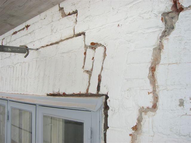 Eine weiße Wand mit Rissen