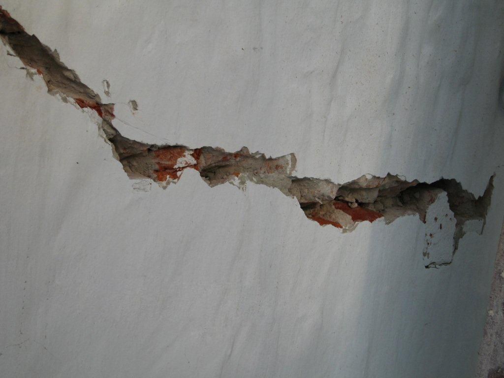 Eine weiße Wand mit Rissen