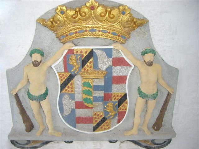Ein Wappen mit zwei Männern und einer Krone