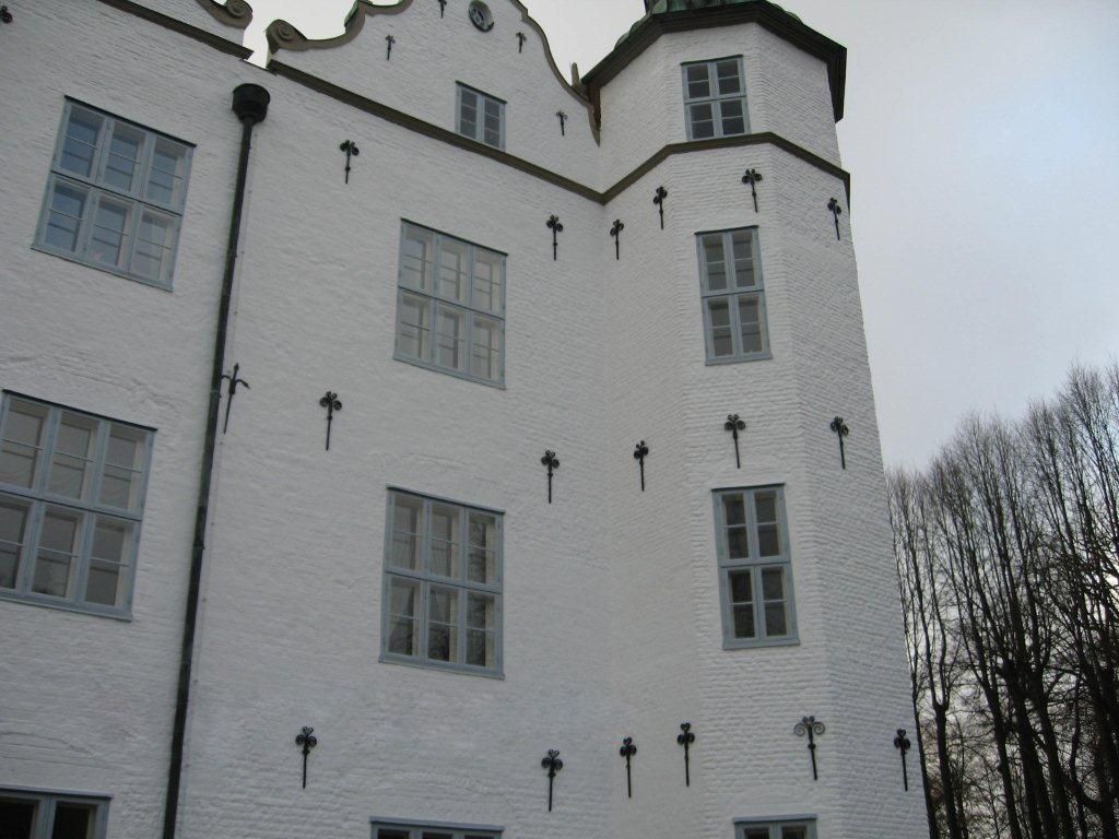 Ein weißes Gebäude mit einem Turm und vielen Fenstern