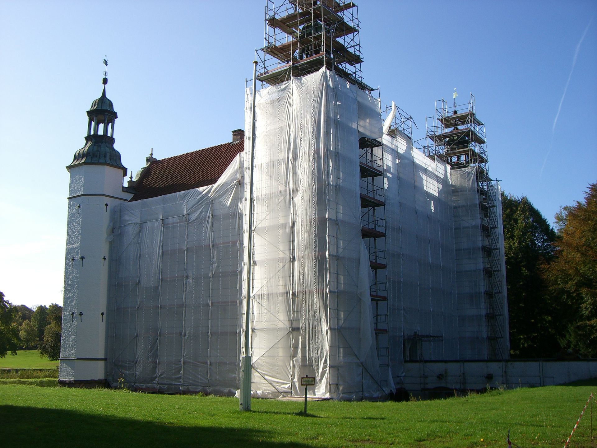 Ein großes weißes Gebäude mit Gerüst darum herum