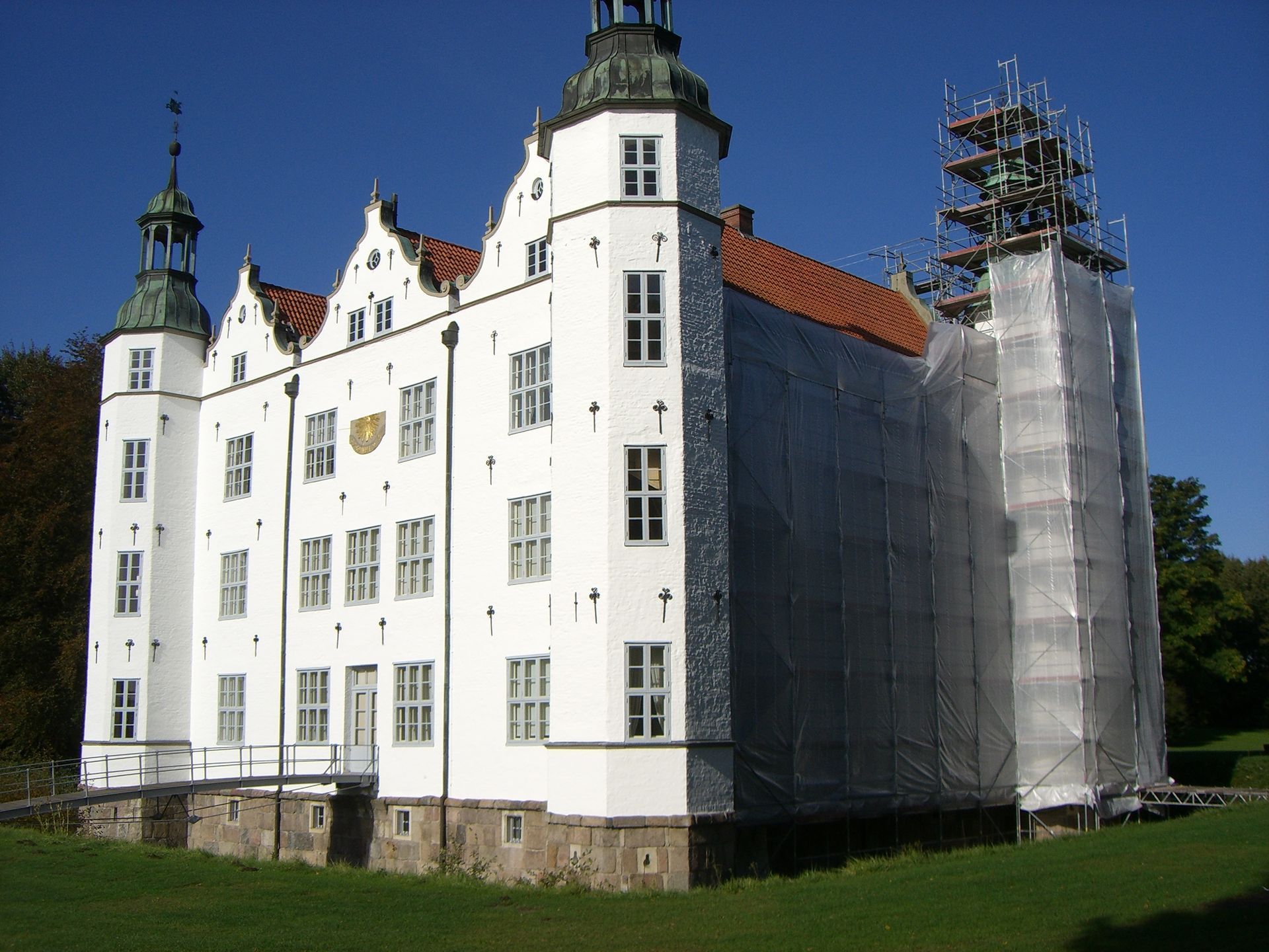Ein großes weißes Gebäude mit Gerüst darum herum