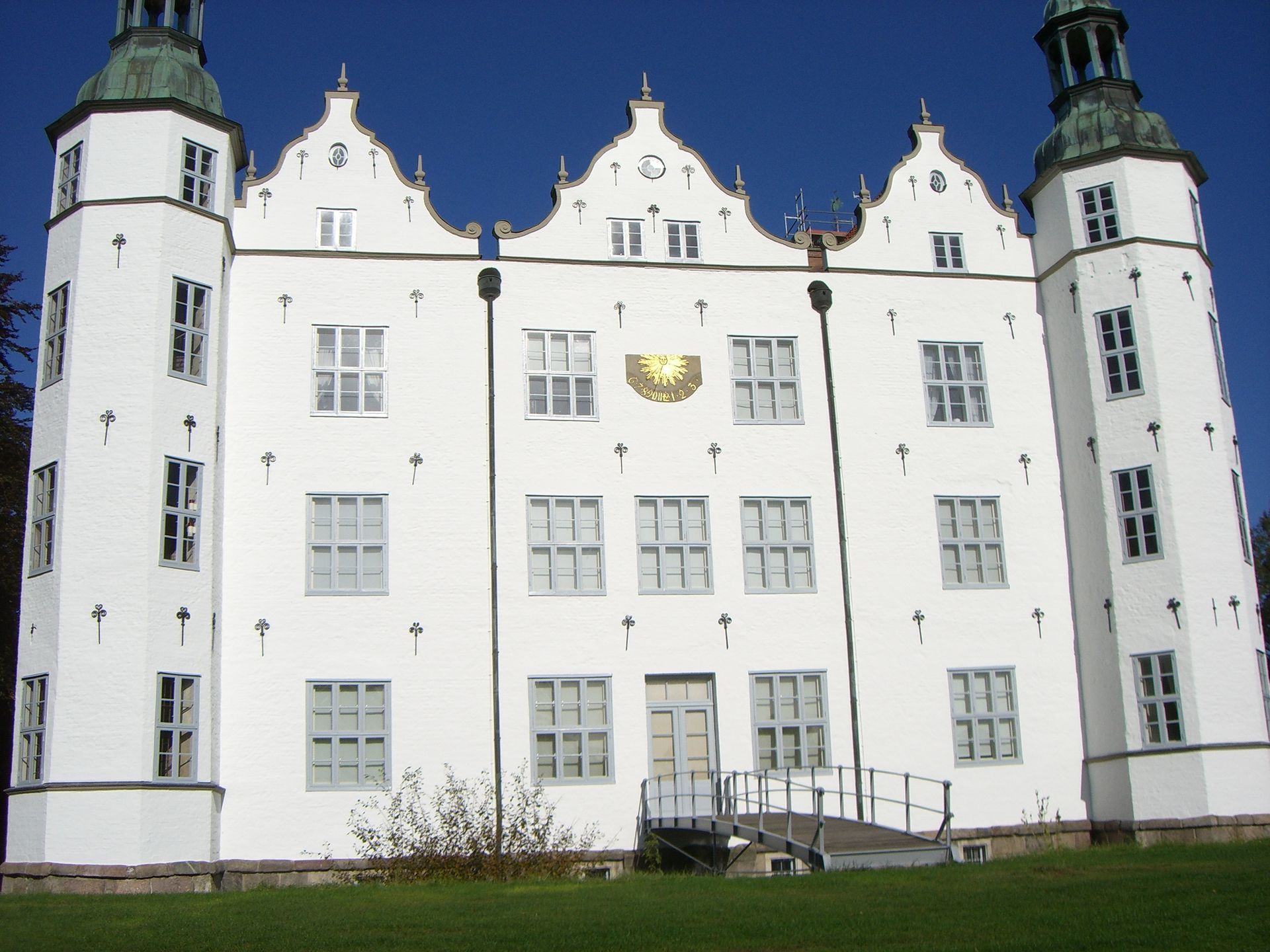 Ein großes weißes Gebäude mit einem blauen Himmel im Hintergrund