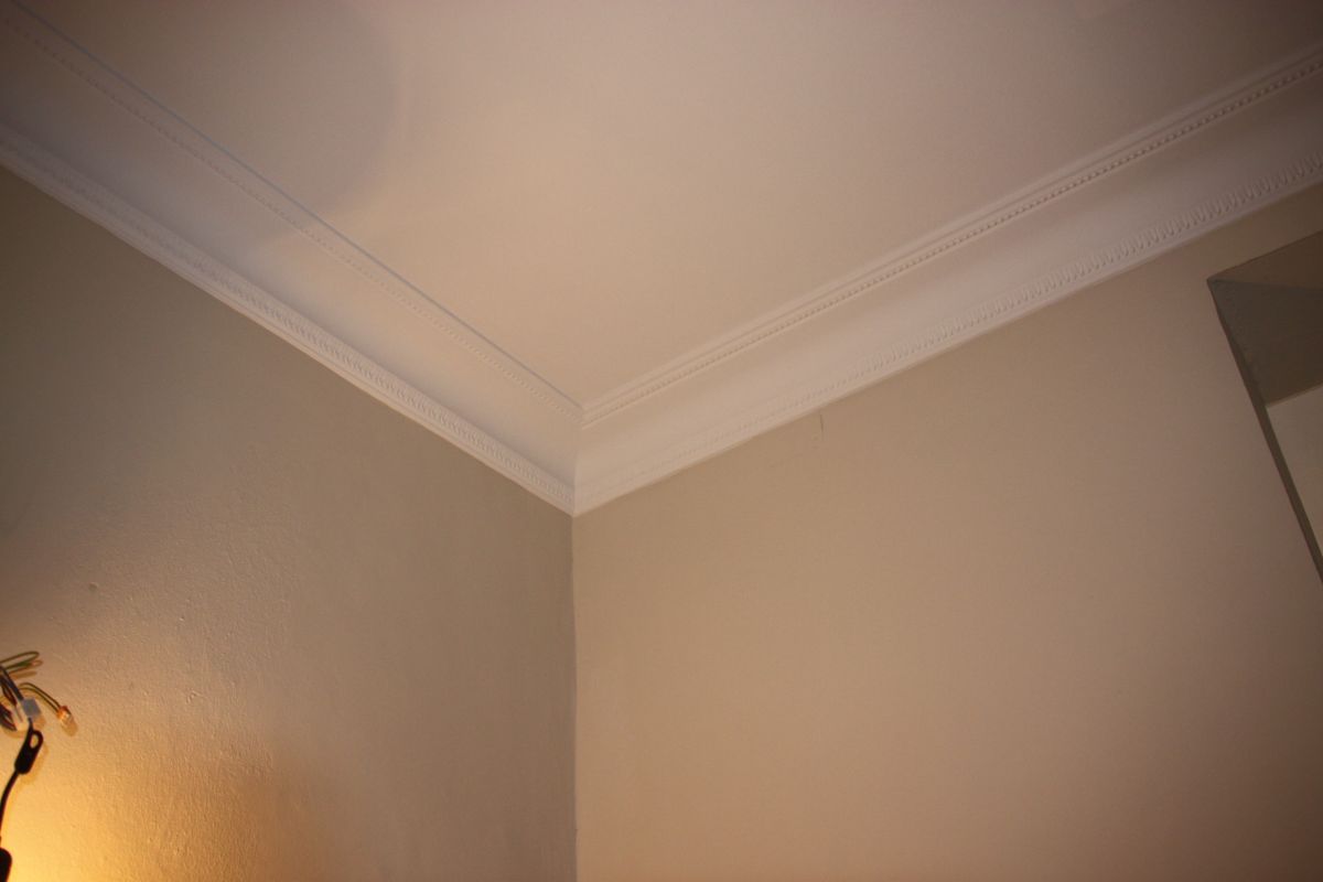 Eine Zimmerecke mit weißer Decke