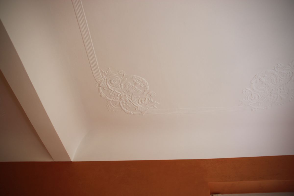 Eine Nahaufnahme einer weißen Decke mit einem Blumenmuster darauf.